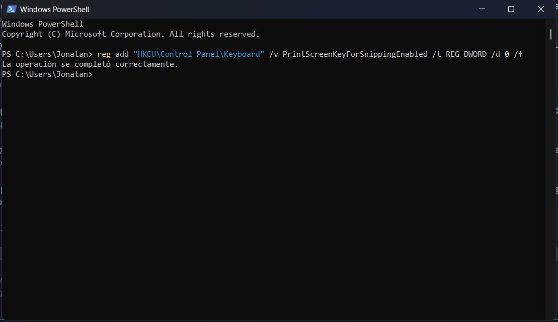 Ventana de Windows PowerShell tras ejecutar el comando reg add, con el mensaje «La operación se completó correctamente».